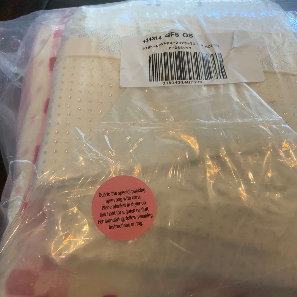 NWT 2025 Limited Edition VS Victoria Secret PINK Plush Blanket Bling Bag Set, - Picture 3 of 4